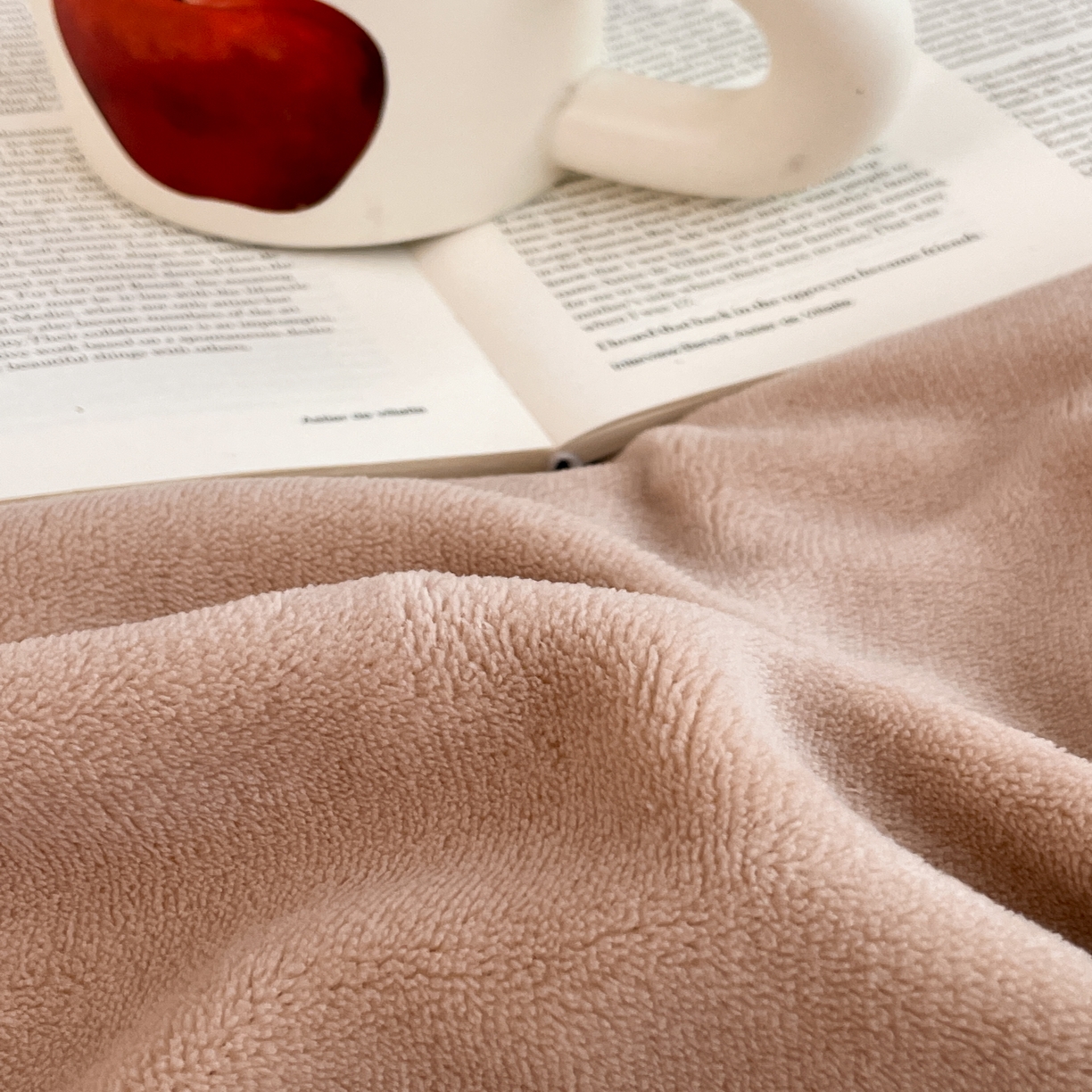 91家纺网 家纺一手货源 找家纺 三朵家纺 2025新款法莱绒混搭四件套 米驼+细条