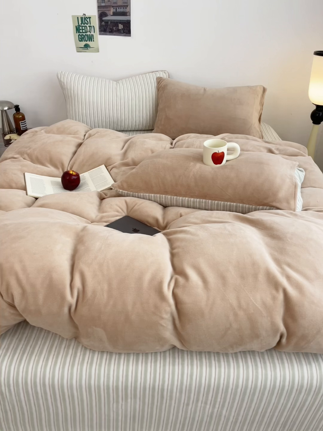 91家纺网 家纺一手货源 找家纺 三朵家纺 2025新款法莱绒混搭四件套 米驼+细条