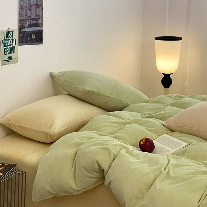 91家纺网 家纺一手货源 找家纺 三朵家纺 2025新款法莱绒混搭四件套 嫩绿+奶黄