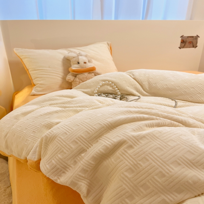 91家纺网 家纺一手货源 找家纺 如一 2025新款A类3D立体雕花牛奶绒四件套 编织纹-白橘