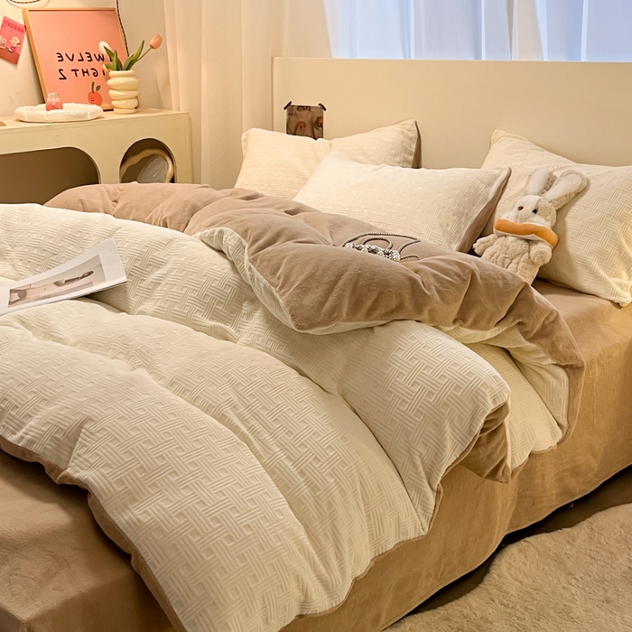 91家纺网 家纺一手货源 找家纺 如一 2025新款A类3D立体雕花牛奶绒四件套 编织纹-白咖