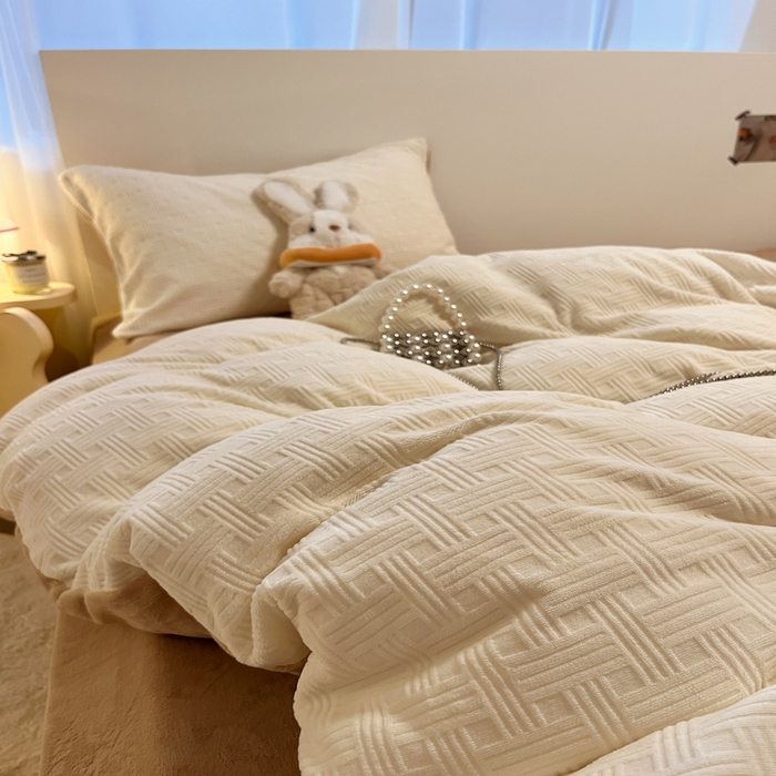 91家纺网 家纺一手货源 找家纺 如一 2025新款A类3D立体雕花牛奶绒四件套 编织纹-白咖