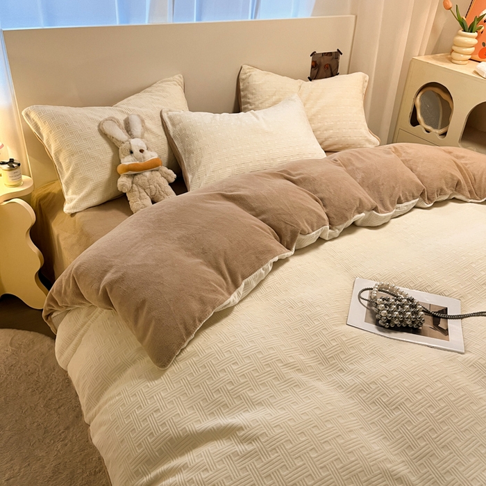 91家纺网 家纺一手货源 找家纺 如一 2025新款A类3D立体雕花牛奶绒四件套 编织纹-白咖