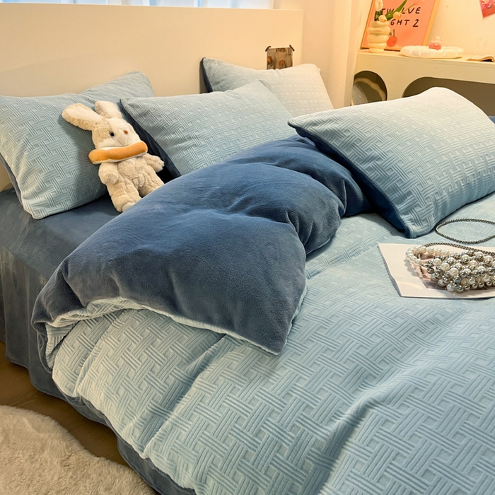 91家纺网 家纺一手货源 找家纺 如一 2025新款A类3D立体雕花牛奶绒四件套 编织纹-天蓝