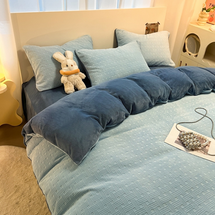 91家纺网 家纺一手货源 找家纺 如一 2025新款A类3D立体雕花牛奶绒四件套 编织纹-天蓝