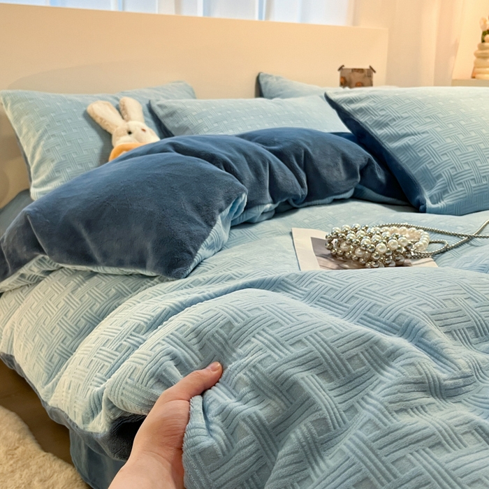 91家纺网 家纺一手货源 找家纺 如一 2025新款A类3D立体雕花牛奶绒四件套 编织纹-天蓝