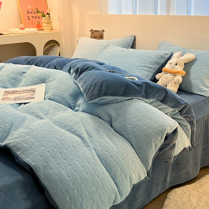 91家纺网 家纺一手货源 找家纺 如一 2025新款A类3D立体雕花牛奶绒四件套 编织纹-天蓝