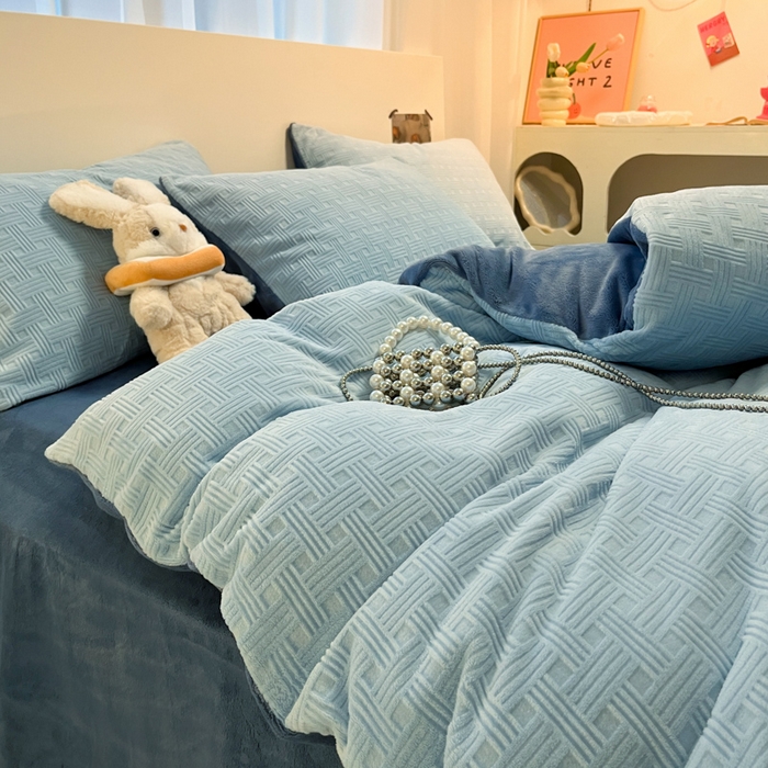 91家纺网 家纺一手货源 找家纺 如一 2025新款A类3D立体雕花牛奶绒四件套 编织纹-天蓝