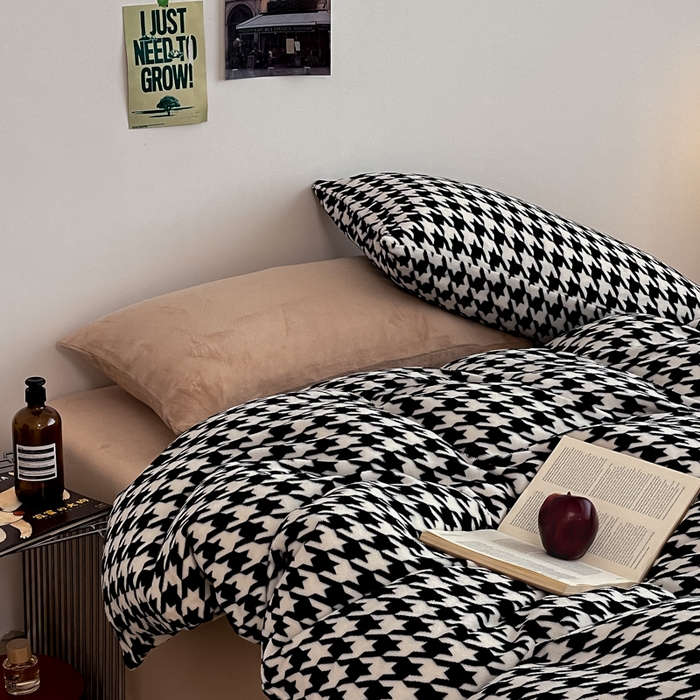 91家纺网 家纺一手货源 找家纺 三朵家纺 2025新款法莱绒混搭四件套 千鸟格-驼