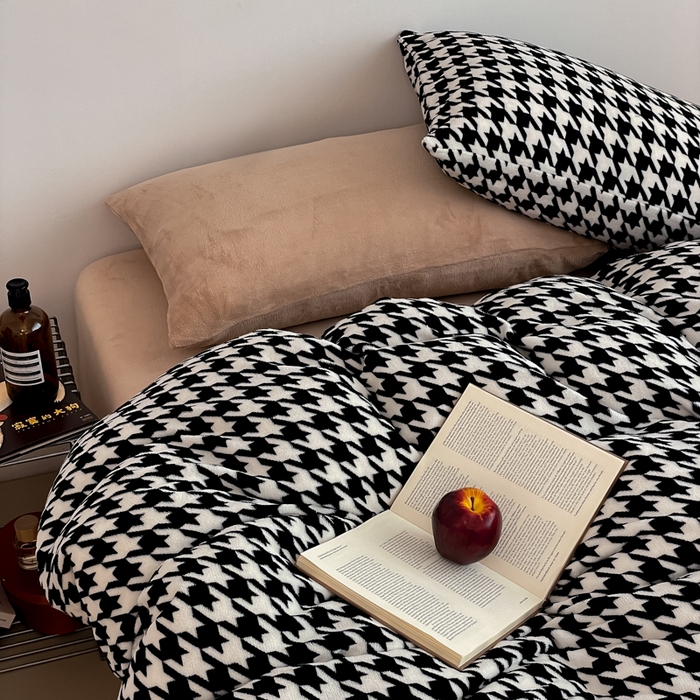 91家纺网 家纺一手货源 找家纺 三朵家纺 2025新款法莱绒混搭四件套 千鸟格-驼