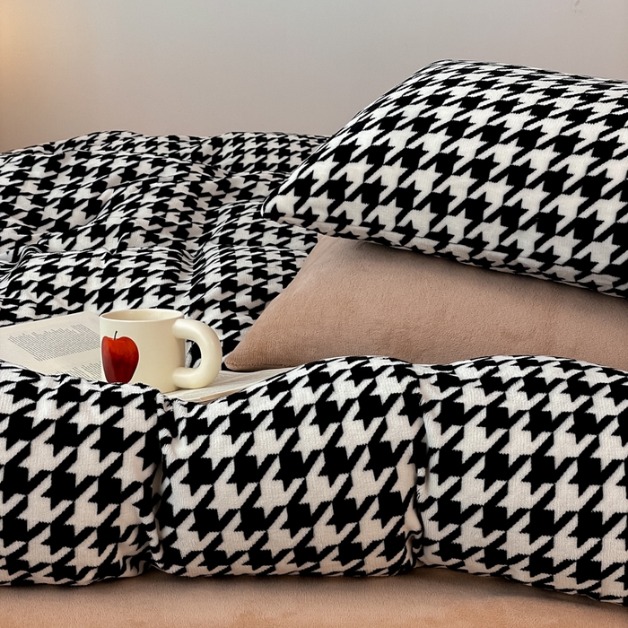 91家纺网 家纺一手货源 找家纺 三朵家纺 2025新款法莱绒混搭四件套 千鸟格-驼