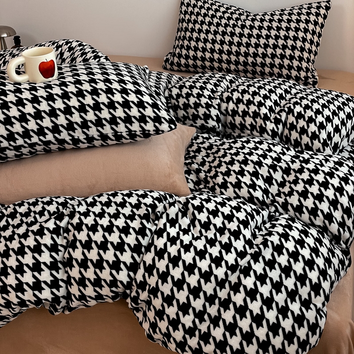 91家纺网 家纺一手货源 找家纺 三朵家纺 2025新款法莱绒混搭四件套 千鸟格-驼