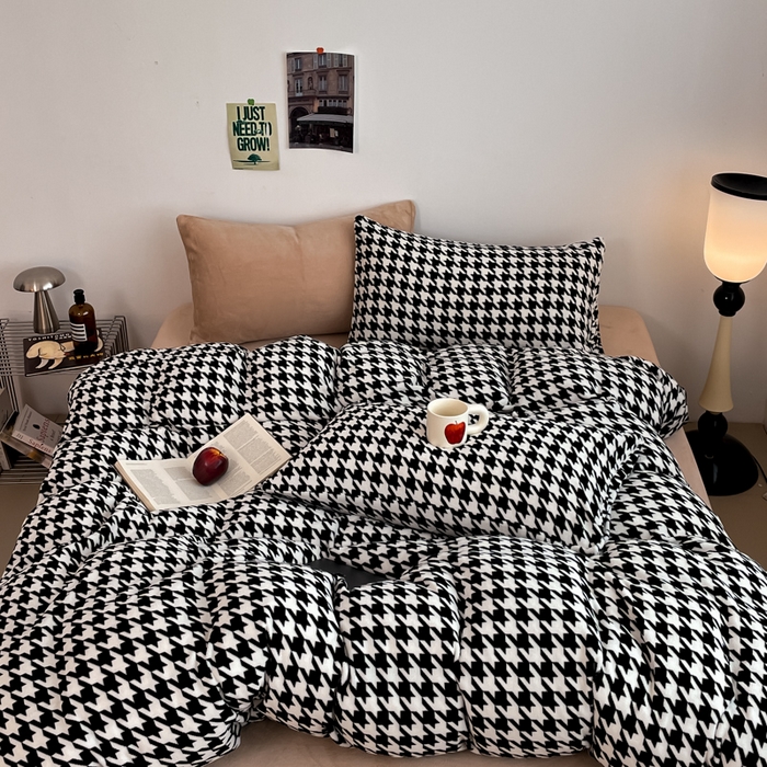 91家纺网 家纺一手货源 找家纺 三朵家纺 2025新款法莱绒混搭四件套 千鸟格-驼