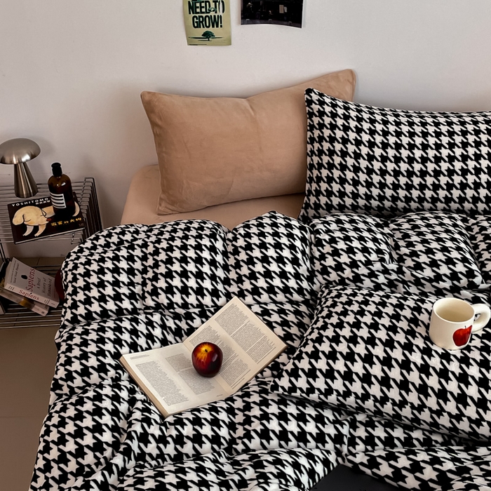 91家纺网 家纺一手货源 找家纺 三朵家纺 2025新款法莱绒混搭四件套 千鸟格-驼