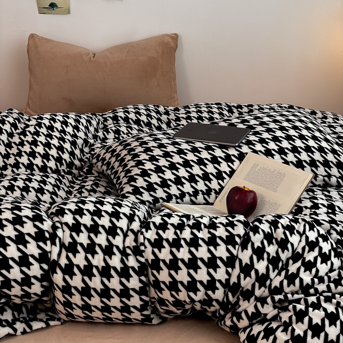 91家纺网 家纺一手货源 找家纺 三朵家纺 2025新款法莱绒混搭四件套 千鸟格-驼