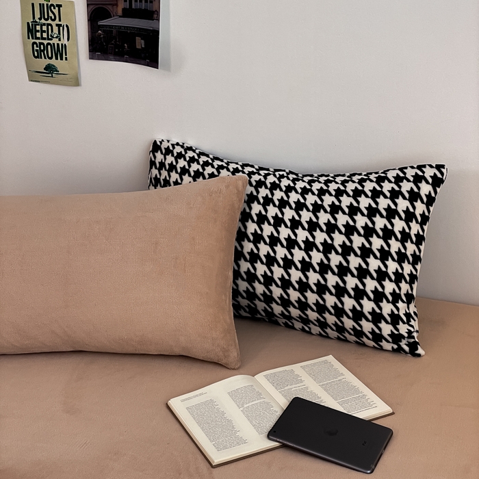 91家纺网 家纺一手货源 找家纺 三朵家纺 2025新款法莱绒混搭四件套 千鸟格-驼