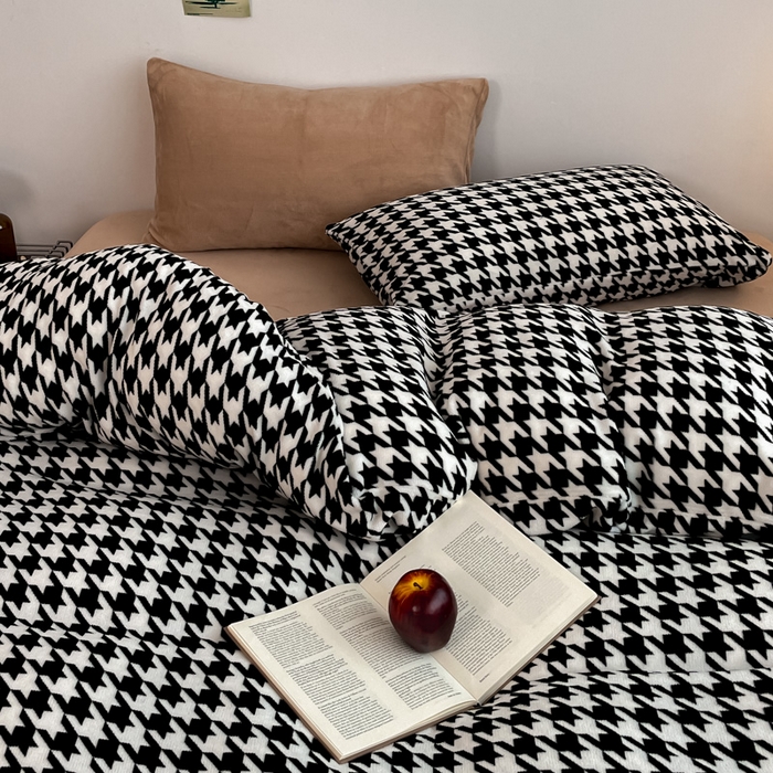 91家纺网 家纺一手货源 找家纺 三朵家纺 2025新款法莱绒混搭四件套 千鸟格-驼