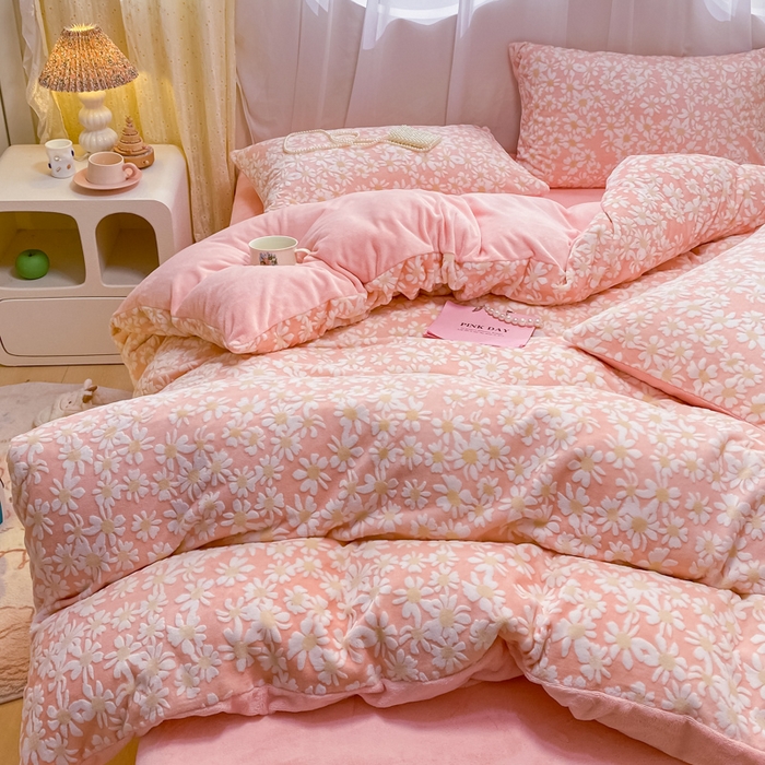 91家纺网 家纺一手货源 找家纺 如一 2025新款A类3D立体雕花牛奶绒四件套 花漾-粉