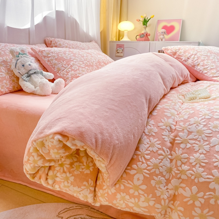 91家纺网 家纺一手货源 找家纺 如一 2025新款A类3D立体雕花牛奶绒四件套 花漾-粉