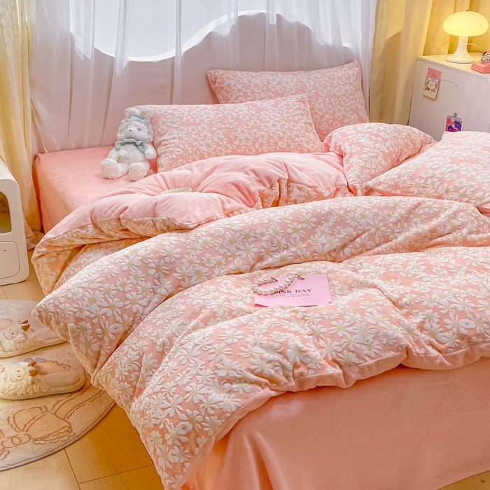 91家纺网 家纺一手货源 找家纺 如一 2025新款A类3D立体雕花牛奶绒四件套 花漾-粉