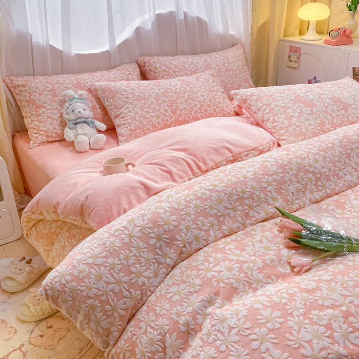 91家纺网 家纺一手货源 找家纺 如一 2025新款A类3D立体雕花牛奶绒四件套 花漾-粉