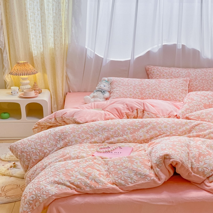 91家纺网 家纺一手货源 找家纺 如一 2025新款A类3D立体雕花牛奶绒四件套 花漾-粉