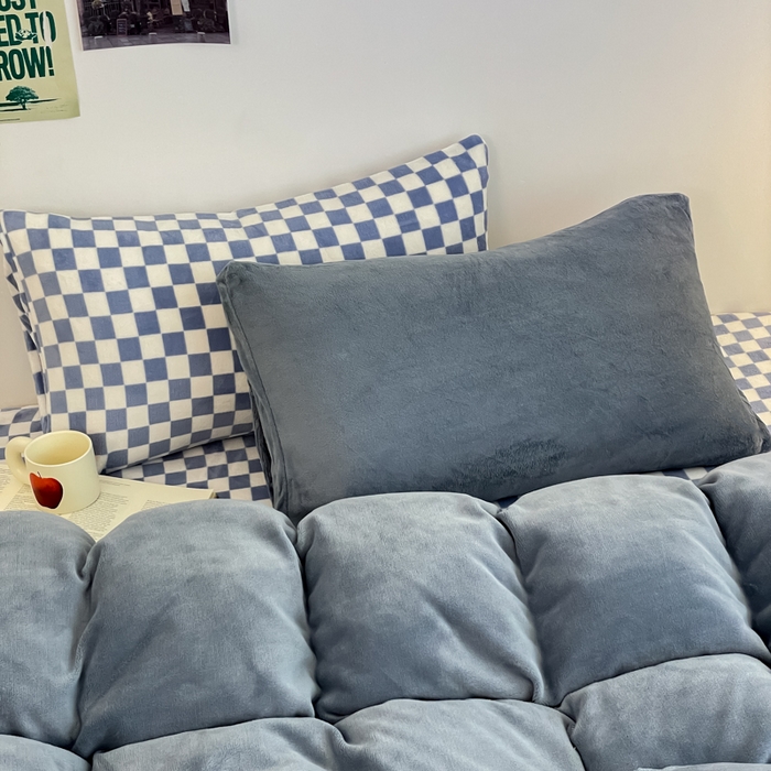 91家纺网 家纺一手货源 找家纺 三朵家纺 2025新款法莱绒混搭四件套 蔚蓝+蓝格