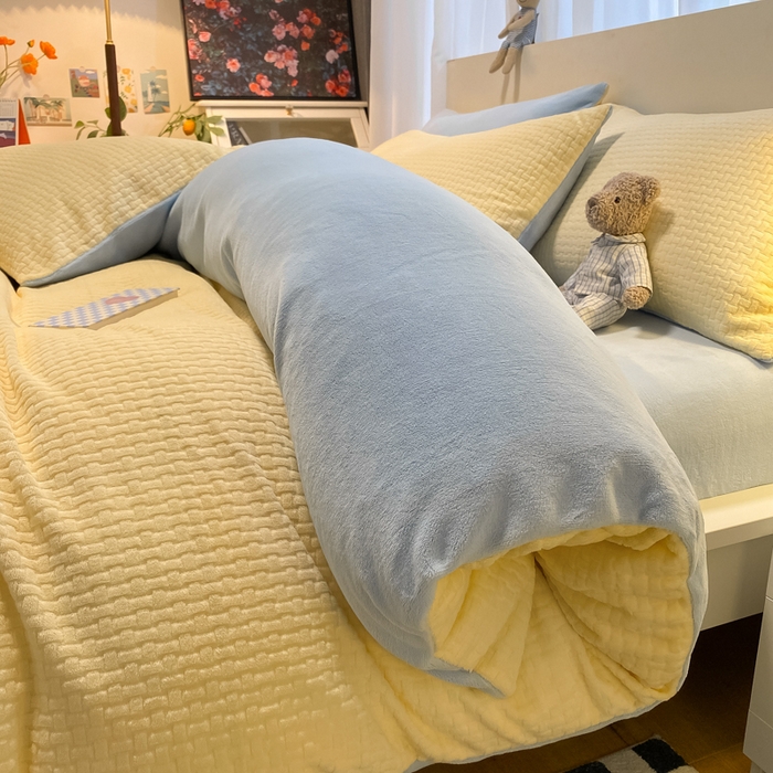 91家纺网 家纺一手货源 找家纺 如一 2025新款A类3D立体雕花牛奶绒四件套 华夫格黄