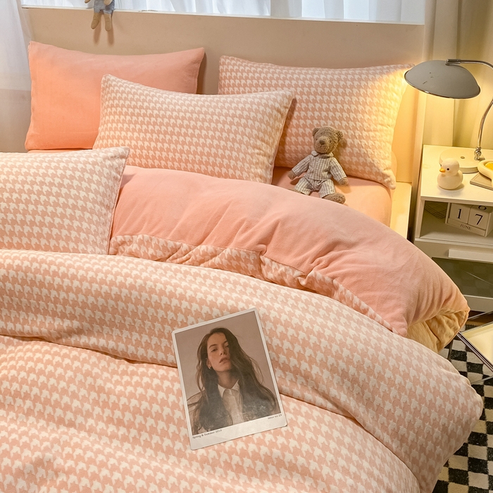 91家纺网 家纺一手货源 找家纺 如一 2025新款A类3D立体雕花牛奶绒四件套 千鸟格粉