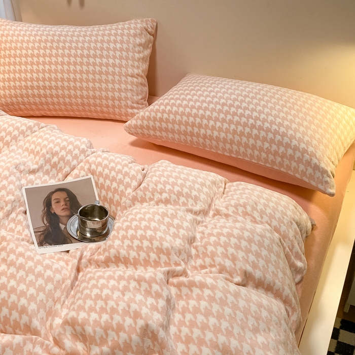 91家纺网 家纺一手货源 找家纺 如一 2025新款A类3D立体雕花牛奶绒四件套 千鸟格粉