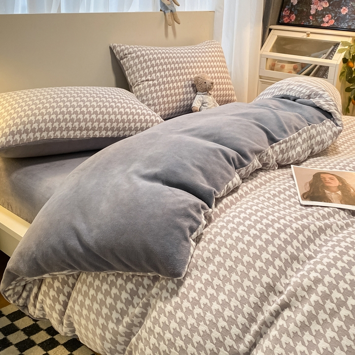 91家纺网 家纺一手货源 找家纺 如一 2025新款A类3D立体雕花牛奶绒四件套 千鸟格灰