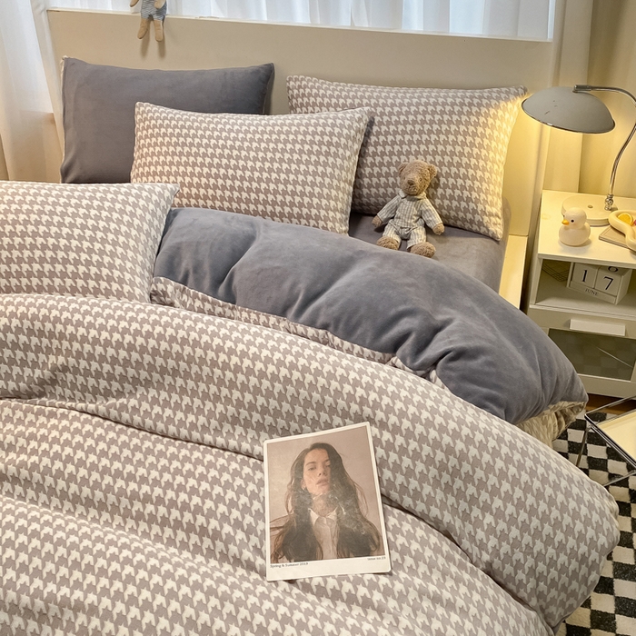 91家纺网 家纺一手货源 找家纺 如一 2025新款A类3D立体雕花牛奶绒四件套 千鸟格灰