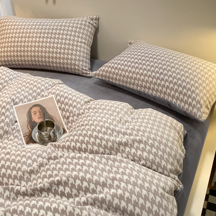 91家纺网 家纺一手货源 找家纺 如一 2025新款A类3D立体雕花牛奶绒四件套 千鸟格灰