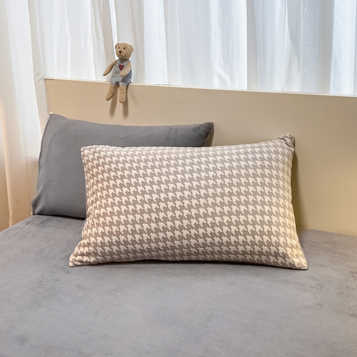 91家纺网 家纺一手货源 找家纺 如一 2025新款A类3D立体雕花牛奶绒四件套 千鸟格灰