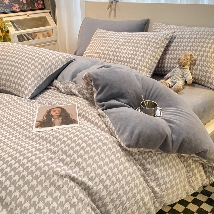 91家纺网 家纺一手货源 找家纺 如一 2025新款A类3D立体雕花牛奶绒四件套 千鸟格灰