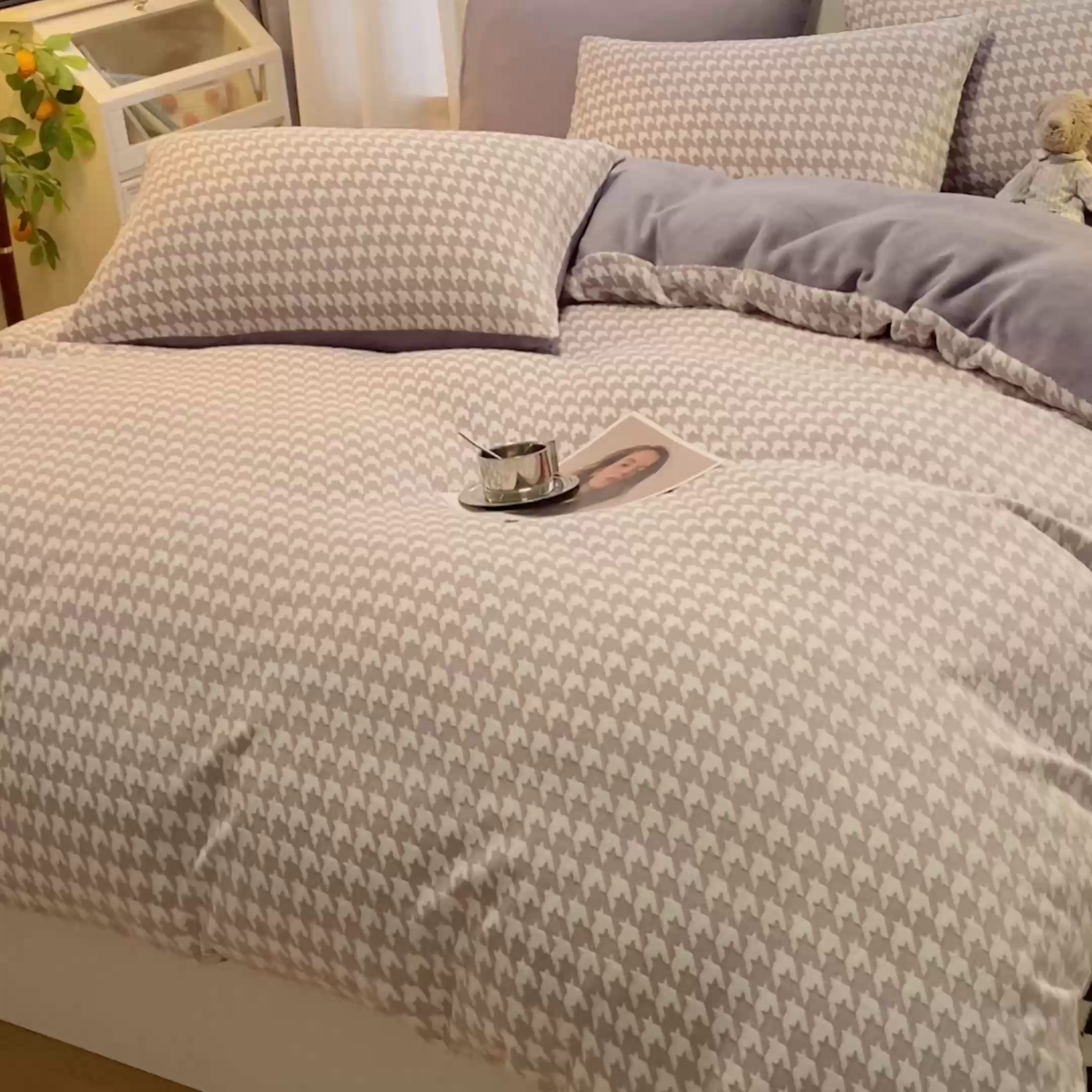 91家纺网 家纺一手货源 找家纺 如一 2025新款A类3D立体雕花牛奶绒四件套 千鸟格灰