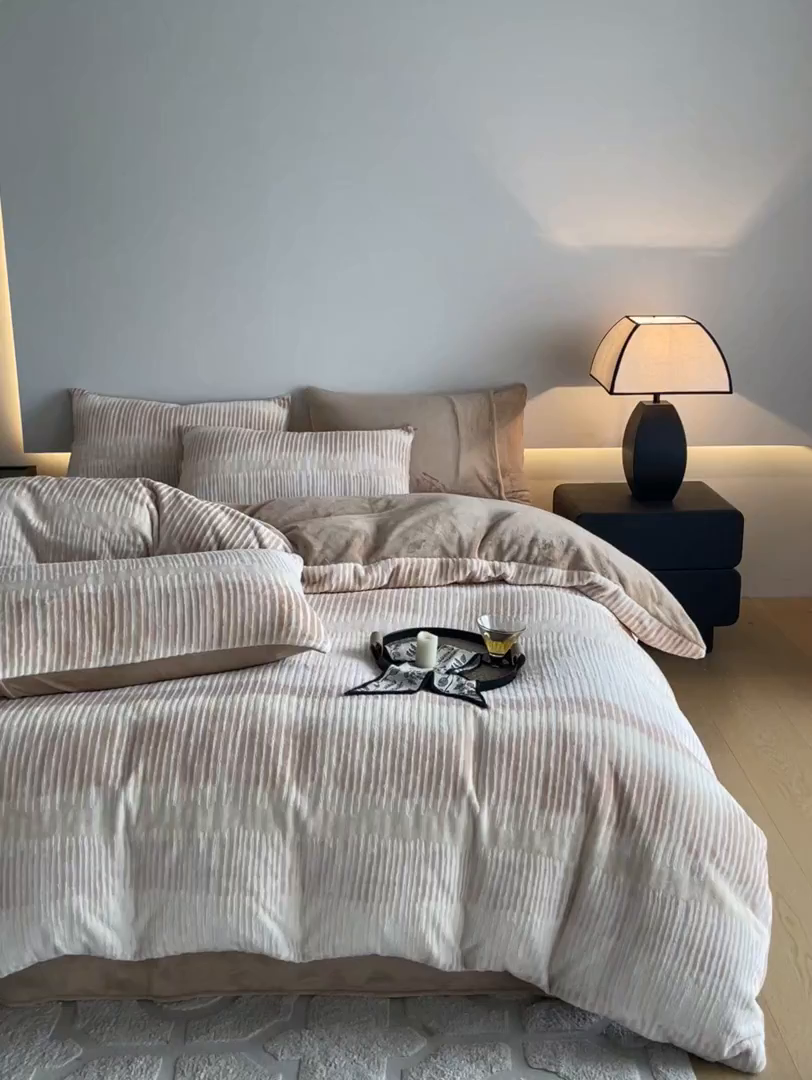 91家纺网 家纺一手货源 找家纺 （总）言一 2025新款A类全消光超柔260G保暖加厚立体雕花牛奶绒四件套