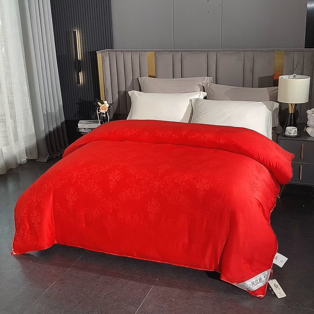 91家纺网 家纺一手货源 找家纺 芭芭棉家纺 2025新款全棉提花云端之梦被子被芯 云端之梦大红