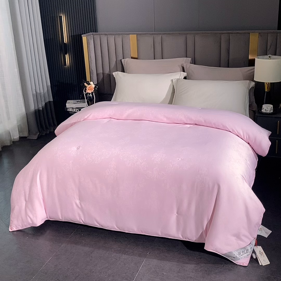 91家纺网 家纺一手货源 找家纺 芭芭棉家纺 2025新款全棉提花云端之梦被子被芯 云端之梦粉色