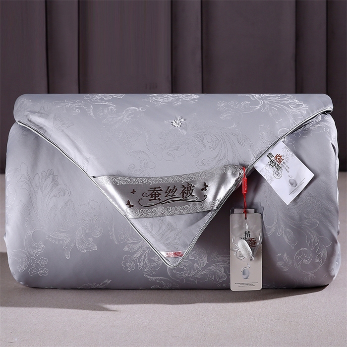 91家纺网 家纺一手货源 找家纺 芭芭棉家纺 2025新款全棉提花云端之梦被子被芯 云端之梦高级灰