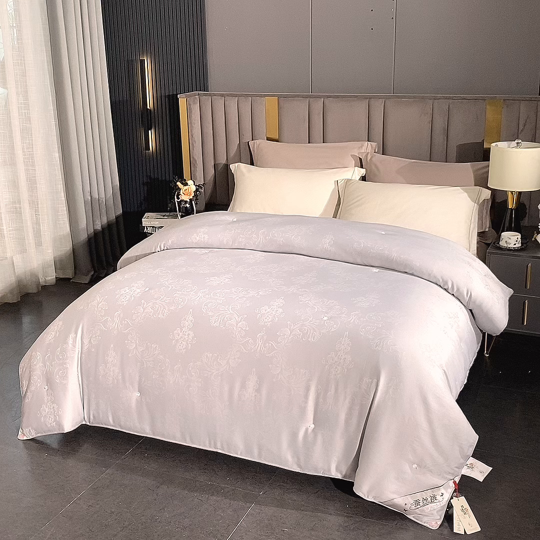 91家纺网 家纺一手货源 找家纺 芭芭棉家纺 2025新款全棉提花云端之梦被子被芯 云端之梦高级灰