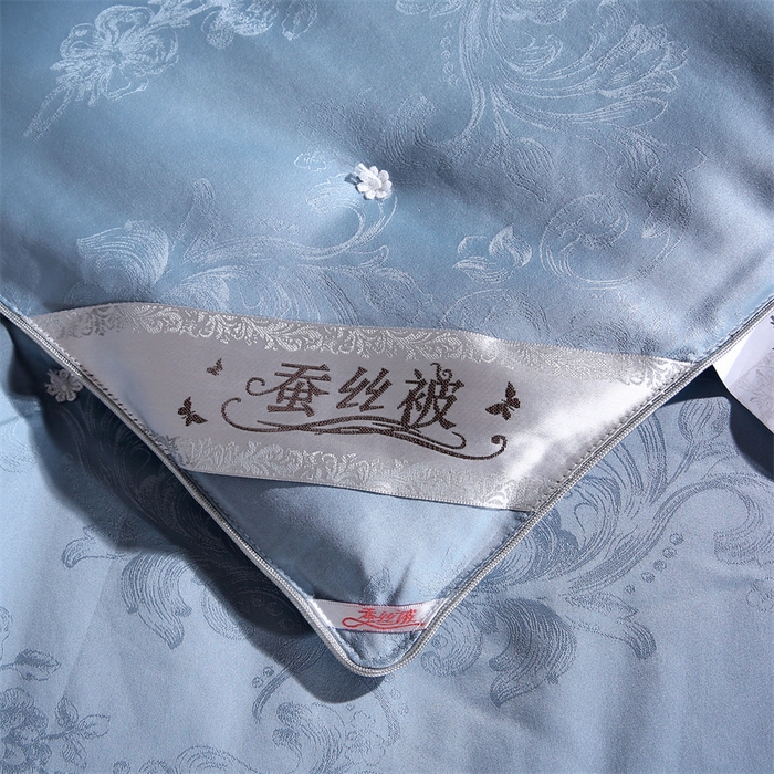 91家纺网 家纺一手货源 找家纺 芭芭棉家纺 2025新款全棉提花云端之梦被子被芯 云端之梦蓝色