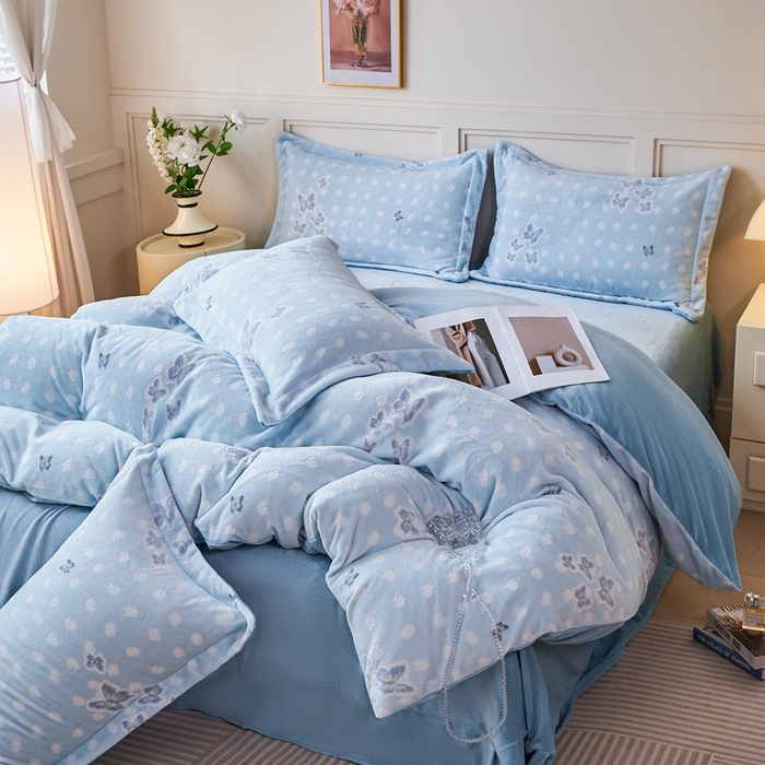 91家纺网 家纺一手货源 找家纺 尚品凤凰 2025新款雕花绒牛奶绒四件套 花间蝶舞-蓝