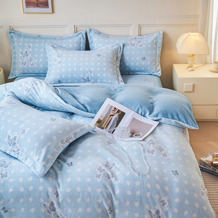 91家纺网 家纺一手货源 找家纺 尚品凤凰 2025新款雕花绒牛奶绒四件套 花间蝶舞-蓝