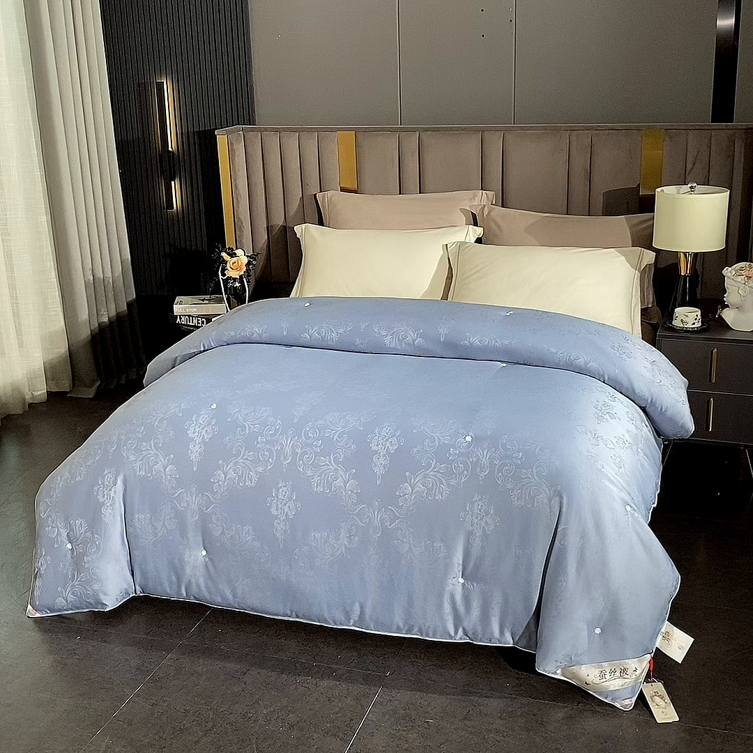 91家纺网 家纺一手货源 找家纺 芭芭棉家纺 2025新款全棉提花云端之梦被子被芯 云端之梦蓝色