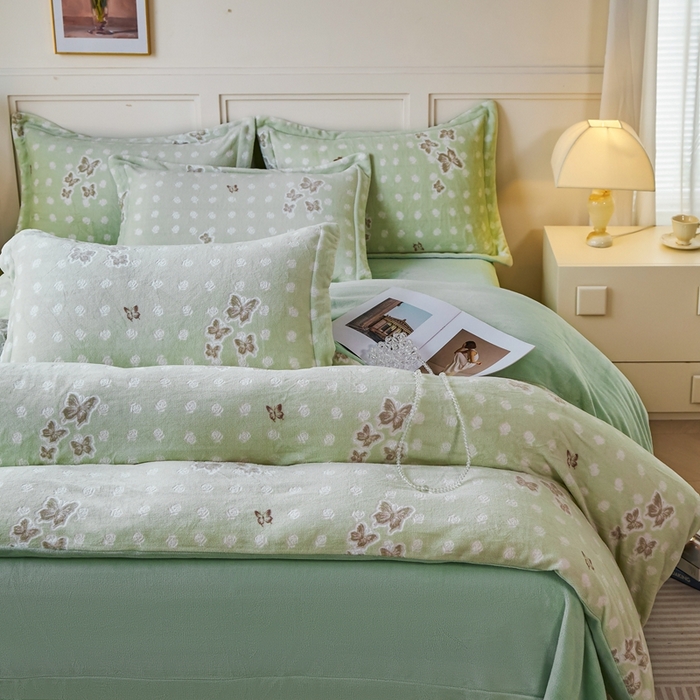 91家纺网 家纺一手货源 找家纺 尚品凤凰 2025新款雕花绒牛奶绒四件套 花间蝶舞-绿