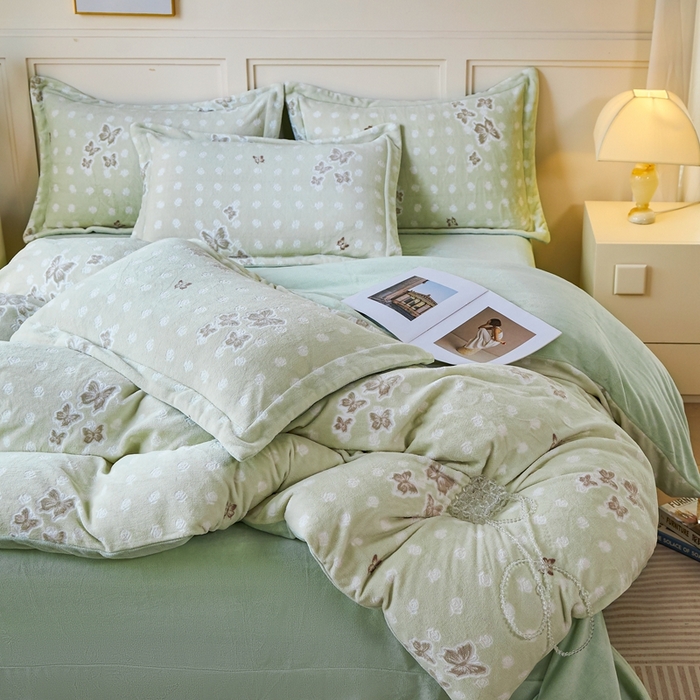 91家纺网 家纺一手货源 找家纺 尚品凤凰 2025新款雕花绒牛奶绒四件套 花间蝶舞-绿