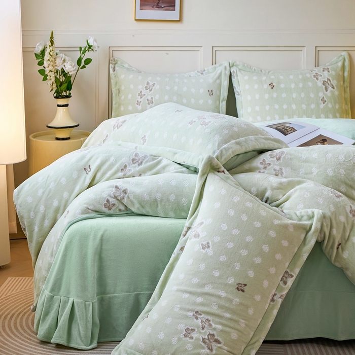 91家纺网 家纺一手货源 找家纺 尚品凤凰 2025新款雕花绒牛奶绒四件套 花间蝶舞-绿