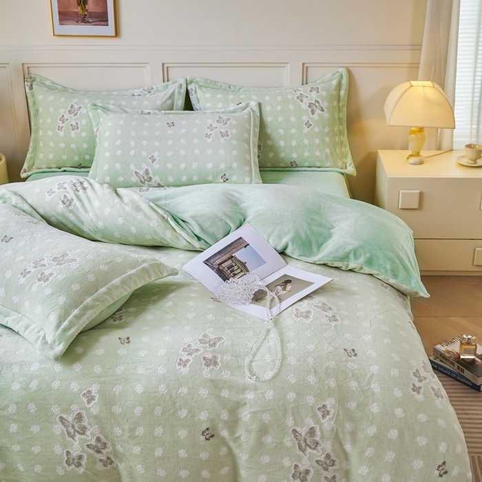91家纺网 家纺一手货源 找家纺 尚品凤凰 2025新款雕花绒牛奶绒四件套 花间蝶舞-绿