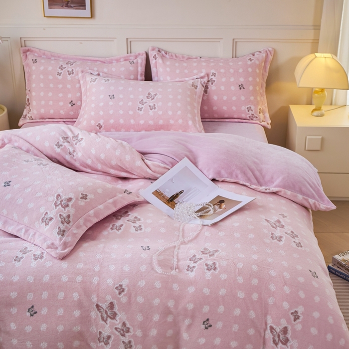 91家纺网 家纺一手货源 找家纺 尚品凤凰 2025新款雕花绒牛奶绒四件套 花间蝶舞-紫